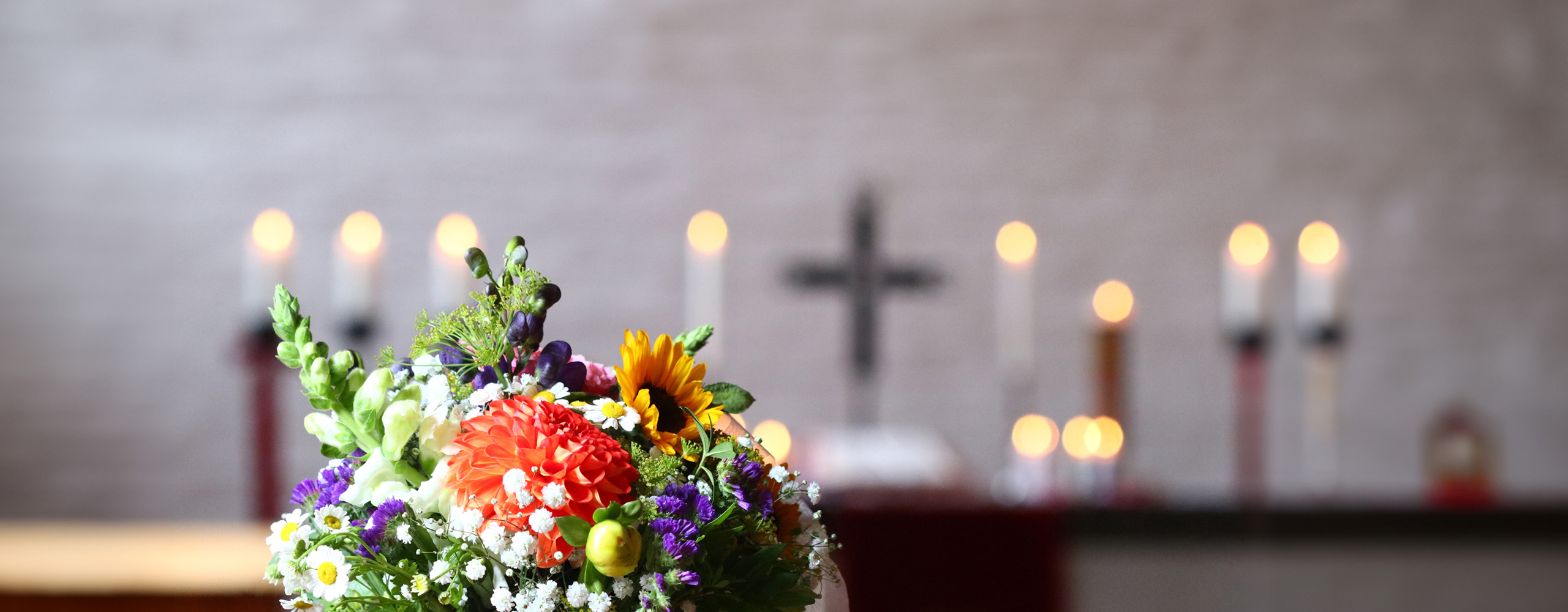 Blumenstrauß, im Hintergrund eine Kirche